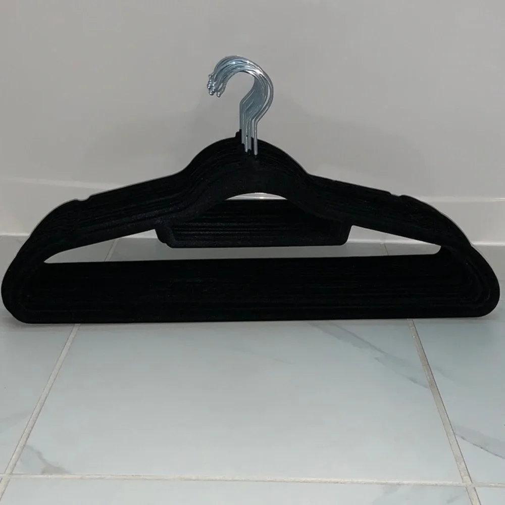 20 Skinny Velvet Multi Hangers Real Simple Black Silver Swivel Hook Non-Slip New - Picture 2 of 6